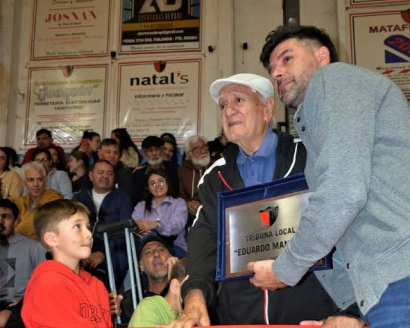 Eduardo Mancini recibiendo la plaqueta que le dio su nombre a la tribuna del club Presidente Derqui.
