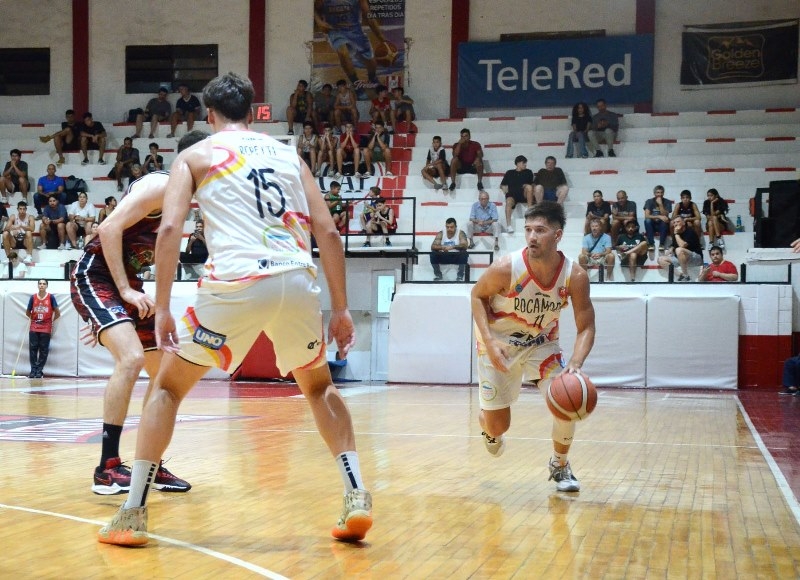 Fede Repetti con pick para liberar espacios en la ofensiva de Rocamora.