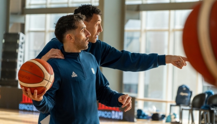 Facundo Campazzo y Pablo Prigioni esperan a los fans.